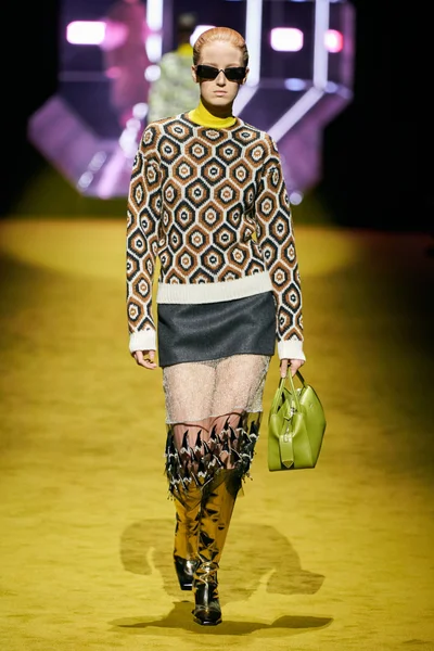 Look 27